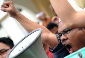 Malaysian Muslims shout slogans during a protest inside the compound of a mosque in Kuala Lumpur on January 8, 2010 (AFP photo)