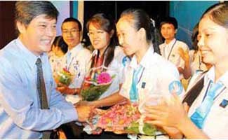 Deputy Secretary of the Ho Chi Minh City Party Committee Nguyen Van Dua presents flowers to members of the Executive Committee of the HCMC Students’ Association during a forum January 8 (Photo: SGGP)
