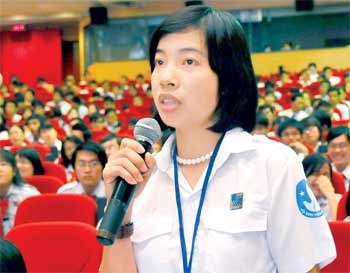 Student Le Mai Anh, a member of the Club of Overseas Students, poses a question to HCM City leaders during a dialogue on issues of student interest held January 8 (Photo: SGGP)