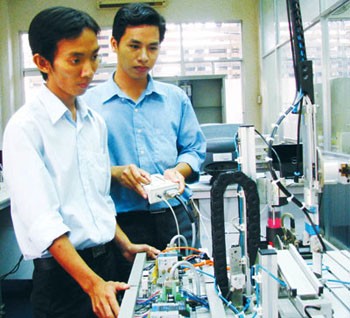 Le Minh Bang (L) and Nguyen Van Hoa (Photo: SGGP)