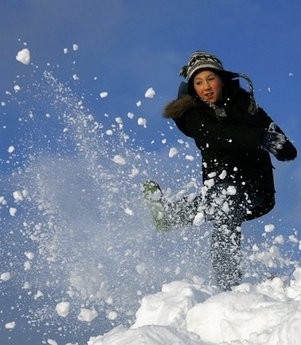 A young boy takes advantage of another day of weathered-enforced school closure in Britain. (AFP photo)