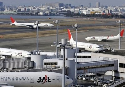 Japan Airlines passenger planes are seen on the tarmac of Tokyo's Haneda airport (AFP photo)