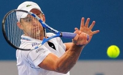 Andy Roddick hits a forehand return on the way to victory over Tomas Berdych of the Czech Republic in their semi-final match at the Brisbane International tennis tournament, in Brisbane (AFP photo)