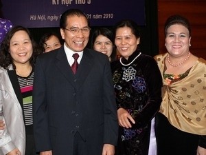 Party General Secretary Nong Duc Manh with delegates at the fifth meeting of the Vietnam Women's Union Central Committee in Hanoi on January 9