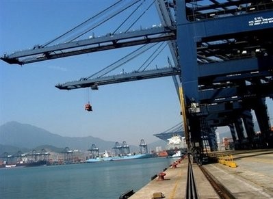 The port of Shenzhen in south China, located in the Pearl River Delta, the heartland of the China's export-oriented economy. (AFP Photo)