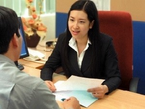 A client leanrs about an insurance policy (Photo: VNA)