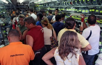 Venezuelans crowd together inside an electrical appliance store in Caracas on January 9, 2010 (AFP PHOTO)
