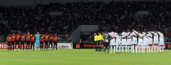 Players of Angolan and Malian national football teams take a minute of silence to pay respects to the Togo team casualties at the opening match of African Cup of Nations football championships CAN2010 between Angola and Mali at November 11 stadium in Angola's capital Luanda on January 10 (AFP PHOTO)