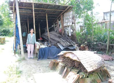 This house owned by Nguyen Tan Oai was completely destroyed by Typhoon Ketsana which hit Quang Nam Province last September. But local officials did not give him the entire relief amount allotted by the Government and the media reported about it, sparking off a probe (Photo: SGGP)