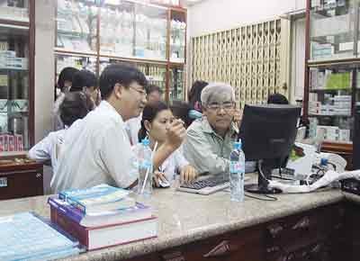 MoH inspectors make a routine inspection of one of My Chau’s drugstores in HCMC on August 12, 2009 (Photo: SGGP)