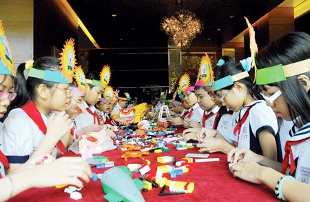 Students from HCMC’s Minh Dao Primary School take part in a Lego competition themed “Children’s Dream” on January 10 at the Inter Continental Asiana Saigon Hotel in HCMC. (Photo: SGGP)