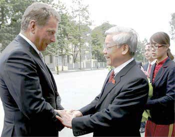 National Assembly chairman Nguyen Phu Trong (R) receives Speaker of Finland’s Parliament, Sauli Niinisto, in Hanoi January 11(Photo: SGGP)