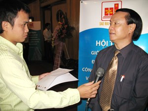 Sao Mai Conscorp president and CEO Le Thanh Tuan (R) tells media about the corporation’s business strategy at an investors meeting in Ho Chi Minh City Jan. 11, 2009 (Photo: Tuong Thuy)