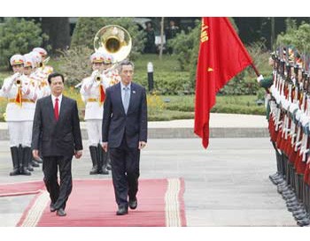 Prime Minister Nguyen Tan Dung (L) and his visiting Singaporean counterpart, Lee Hsien Loong, inspect a guard of honor in Hanoi January 12. The two sides vowed to expand bilateral cooperation and signed several agreements later the same day. (Photo: Tuoi Tre)
