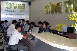 Investors trade gold at a gold exchange.