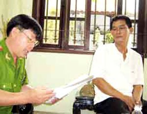 Nguyen Van Hoa (white), former director of Kim Loi Co. Ltd in Binh Duong Province’s Tan Uyen District, who is among 10 people charged in a case involving smuggling of US$1.4 million worth rosewood and teak to China in 2006.