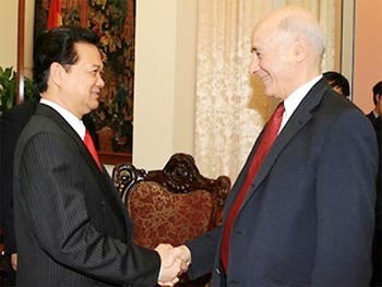 Prime Minister Nguyen Tan Dung (L) receives visiting US Harvard University Professor Joseph Nye in Hanoi on January 12 (Photo: VTC)