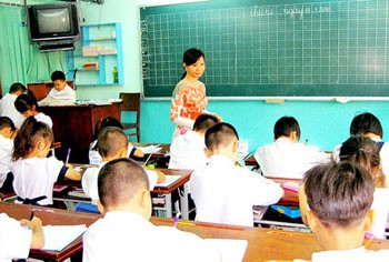 Teachers in HCMC say their annual Tet bonuses are extremely low while staff at some companies enjoy bonuses of hundreds of millions of dong. (Photo: SGGP)