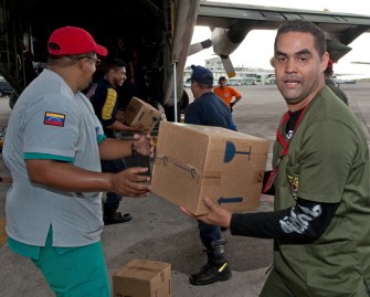 Venezulelan rescue workers unload medical and other relief supplies flown-in on a Venezuelan military cargo plane January 13, 2010 in Port-Au-Prince (AFP photo)