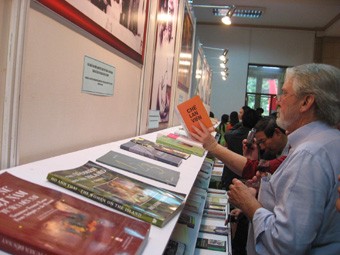 Writer-translators learn about Vietnamese literary works at an exhibition outside the International Conference for Propagation of Vietnamese Literature.