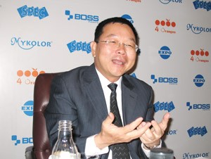Smit Chea, chairman of Thai paint manufacturer 4 Oranges, gestures during a press briefing in Ho Chi Minh City Jan. 14, 2009 (Photo: Tuong Thuy)