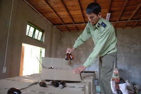 An official from Dak Lak Market Management Bureau checks expired drug containers from Ho Chi Minh City (Photo: Tuoi tre)