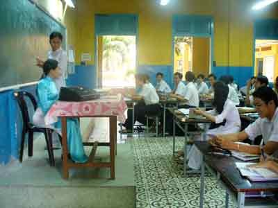 An English class in Tran Khai Nguyen high school. Investment in the educational sector is limited because the country is still poor, says President Nguyen Minh Triet (Photo: U. Phuong)