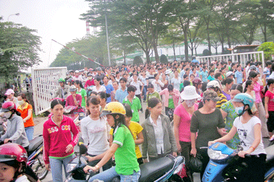 Workers leave a factory at the Tan Tao Industrial Park in Binh Tan District, HCMC, after work. City-based factories are unable to find workers and are offering commissions to anyone introducing a worker. (Photo: SGGP)