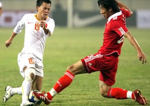 Vietnam midfielder Pham Thanh Luong (L) competes for the ball against a China player in their Asian Cup qualifier in Hanoi Jan. 17 (Photo: SGGP)