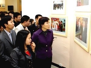 A delegation of young Chinese at the photo exhibition in the Vietnam-China Youth Friendship Meeting in Hanoi on Jan. 17 (Photo: Vietnam News Agency)
