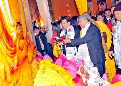 President Nguyen Minh Triet and former Party Chief Le Kha Phieu polish a jade block as sculpting of the world’s largest jade Buddha idol began in the northern province of Hai Duong January 18 ( Photo: SGGP)