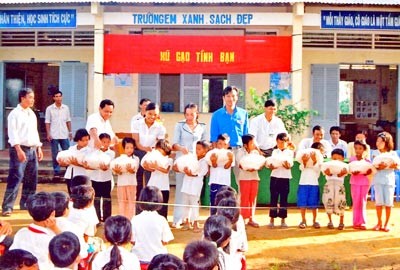 Disadvantaged students receive free rice at Ham Giang B Elementary School in southern Tra Vinh Province thanks to a charitable school program. Reducing poverty has prevented many poverty-stricken students from dropping out of school.