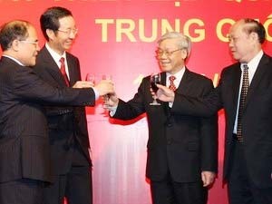 National Assembly chairman Nguyen Phu Trong (3rd L) and Chinese ambassador Sun Guoxiang (2nd L) at a banquet held by the latter in Hanoi January 18 to celebrate the 60th anniversary of the establishment of diplomatic relations between Vietnam and China (Photo: VNA)