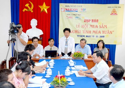 SGGP Editor-in-Chief Tran The Tuyen (standing) speaks at a press conference January 18 in Ho Chi Minh City to introduce the “Nghia tinh mua xuan” shopping fair, part of a charitable program organized by SGGP. (Photo: SGGP)