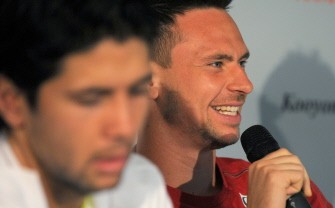 (Files) Robin Soderling (R) speaks during a press conference for the Kooyong Classic tournament in Melbourne on January 12, 2010 (AFP photo)