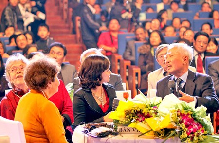 Former Deputy Prome Minister Vu Khoan (R) talks with his Russian teachers in the show "Soviet teachers and Vietnamese students" (Photo: SGGP)