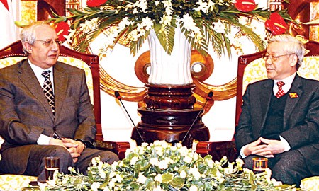 National Assembly Chairman Nguyen Phu Trong (R) talks to Algerian National People’s Assembly Chairman Abdelaziz Ziari at a meeting in Hanoi on January 19. (Photo: VNA)