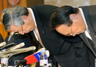 JAL President Haruka Nishimatsu (L) and JAL group provisional acting COO Masato Uehara (R) bow their heads to aplogize at a press conference in Tokyo on January 19, 2010. AFP photo
