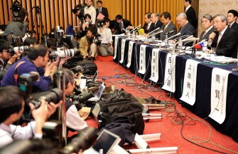 JAL President Haruka Nishimatsu (R) answers questions while President of the Enterprise Turnaround Initiative Corporation of Japan Hiroshige Nishizawa (2nd R) looks on at a press conference in Tokyo on January 19, 2010. AFP photo