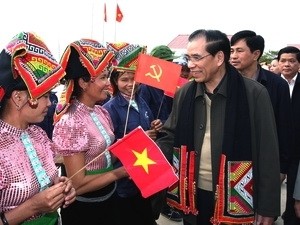 Party General Secretary Nong Duc Manh visits residents in the Huoi Hao resettlement area of Muong Bu Commune in Muong La District on Juanary 18