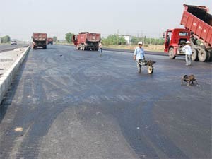 A section of the HCM City-Trung Luong Highway was asphalted last week. Experts have said more people need to be educated about traffic regulations on highways to protect all travelers when the highway is put into use ahead of Tet. (Photo: VnExpress)