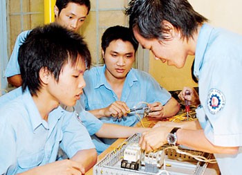 Students practice assembling capacitors at the Ho Chi Minh City Vocational College. (Photo: SGGP)