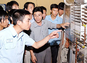 Students at the Ho Chi Minh City Vocational College. Career-training institutes and companies need to work together to ensure graduates’ skills meet the needs of employers, said head of the General Department of Vocational Training Nguyen Tien Dung. (Photo: SGGP)
