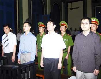 (R--L) Le Cong Dinh, Le Thang Long, Nguyen Tien Trung, and Tran Huynh Duy Thuc stand trial at the HCMC People’s Court January 20 (Photo: Nguoi Lao Dong)