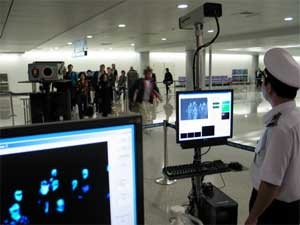 A sensor checks the body temperature of passengers at HCMC’s Tan Son Nhat Airport to detect suspected swine flu cases (File photo: Tuoi Tre)