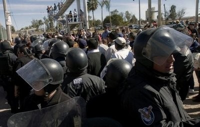 Mexican Federal Police stand guard outside the penitentiary in Durango, northwest Mexico, after a riot between two gangs flared up on January 20. (AFP Photo)
