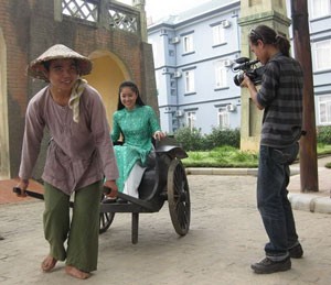 A scene of the documentary film is shot in Hanoi (Photo: Tuoi Tre)