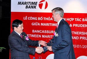 Maritime Bank CEO Tran Anh Tuan (L) shakes hands with Prudential Vietnam CEO Jack Howell during their partnership signing ceremony in Hanoi Jan. 20 (Photo: Yen Nguyen)