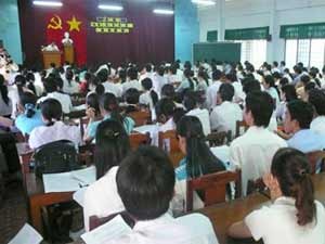 A civil servant recruitment exam in Ben Tre Province last year. At an Interior Ministry conference on January 21, Standing Deputy Prime Minister Nguyen Sinh Hung said the ministry should have proper policies for recruitment and employment of talented people. (Photo: baodongkhoi.com.vn)