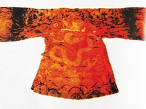 Royal mantle of King Le Du Tong is found in 1958
